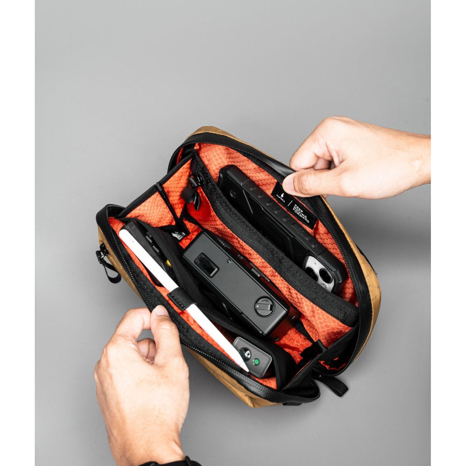 ALPAKA Elements Tech Case Sling Mini (SA)