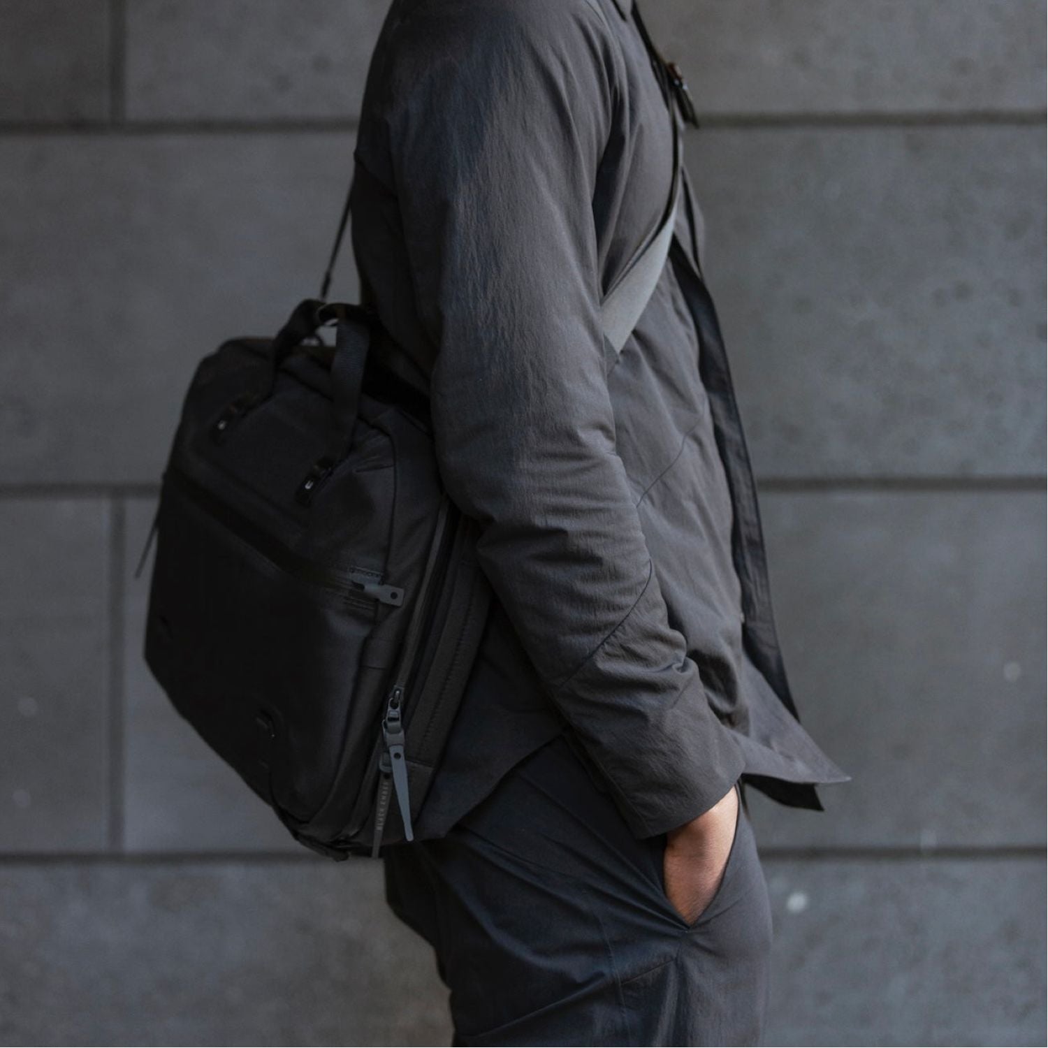 Black Ember Forge SB 16” Laptop Shoulder Bag 20L