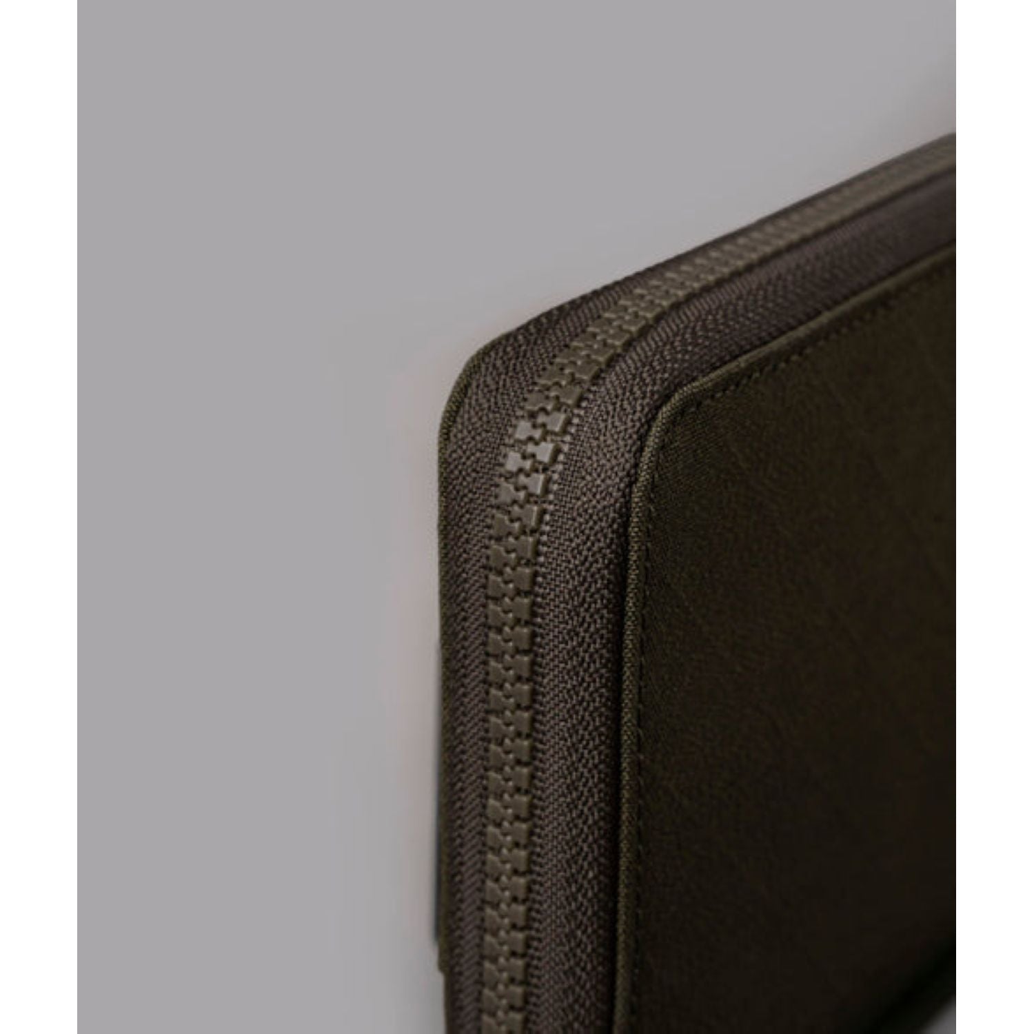 ALPAKA Zip Passport Wallet