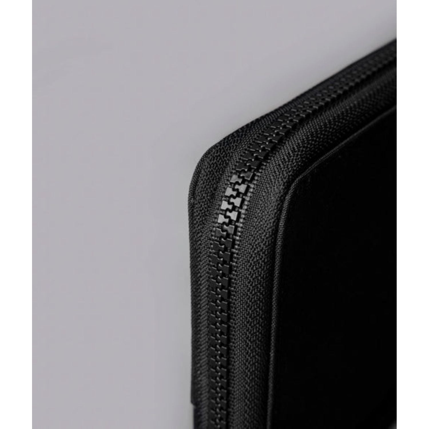 ALPAKA Zip Passport Wallet