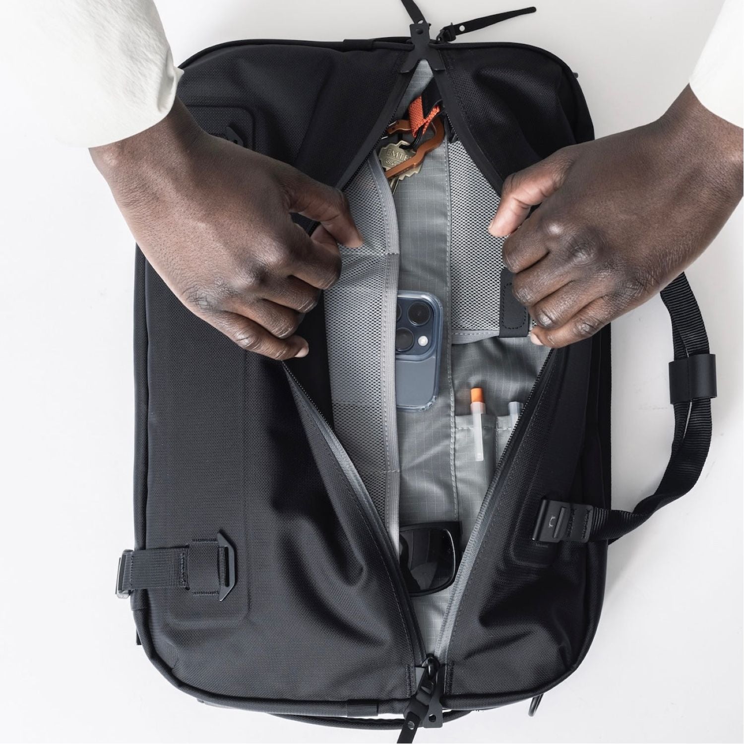 Black Ember Forge SB 16” Laptop Shoulder Bag 20L