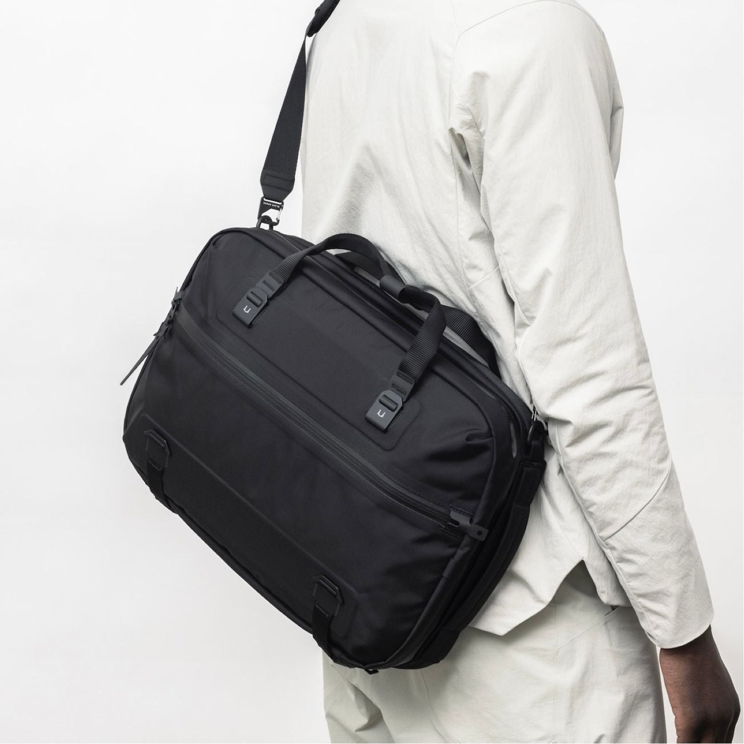 Black Ember Forge SB 16” Laptop Shoulder Bag 20L