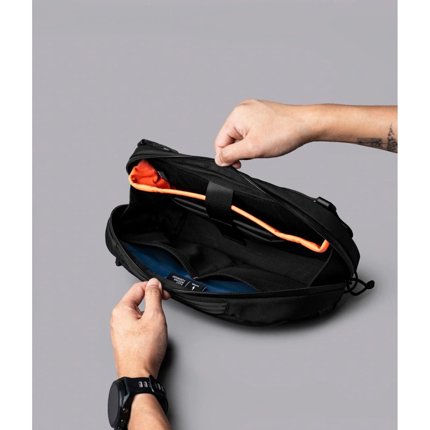 ALPAKA Eclipse Gaming Sling